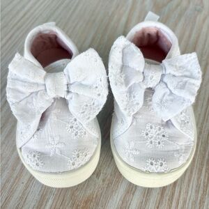OshKosh B'gosh White Baby Walker Shoes with Eyelet Bows